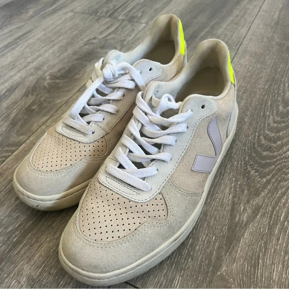 VEJA 
V-10 Trainers | Beige - Picture 9 of 9